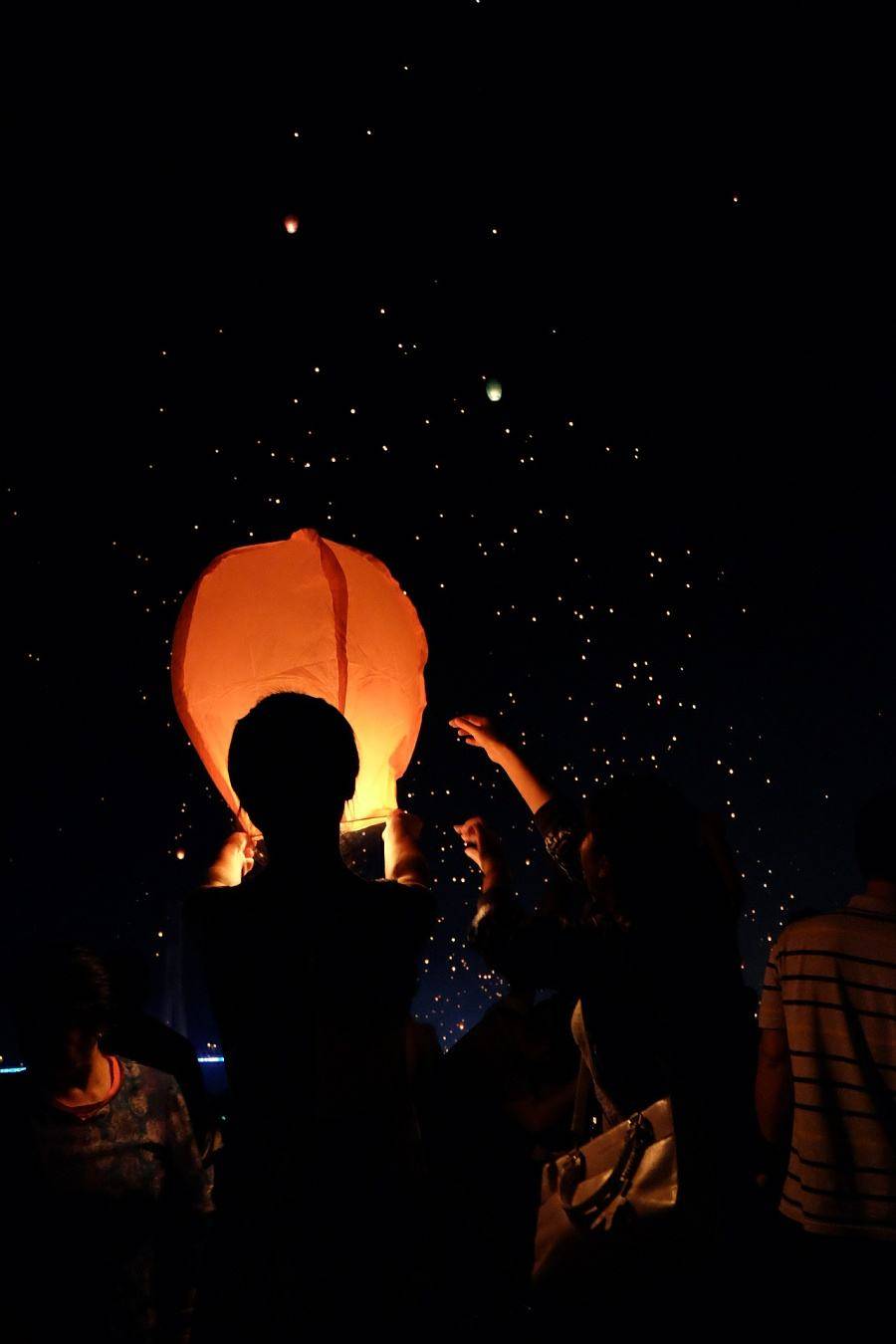漫天孔明灯的浪漫是真实的吗漫天孔明灯的浪漫是真实的吗？探寻孔明灯背后的文化与情感价值